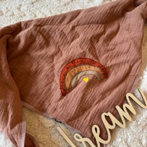 Musselintuch Apricot mit Regenbogen bestickt (ca 60cm X 60cm)